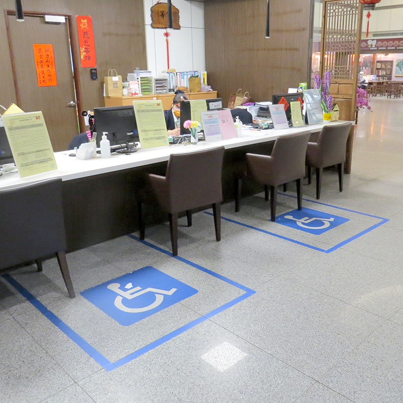 服務台有設置輪椅停放區域
